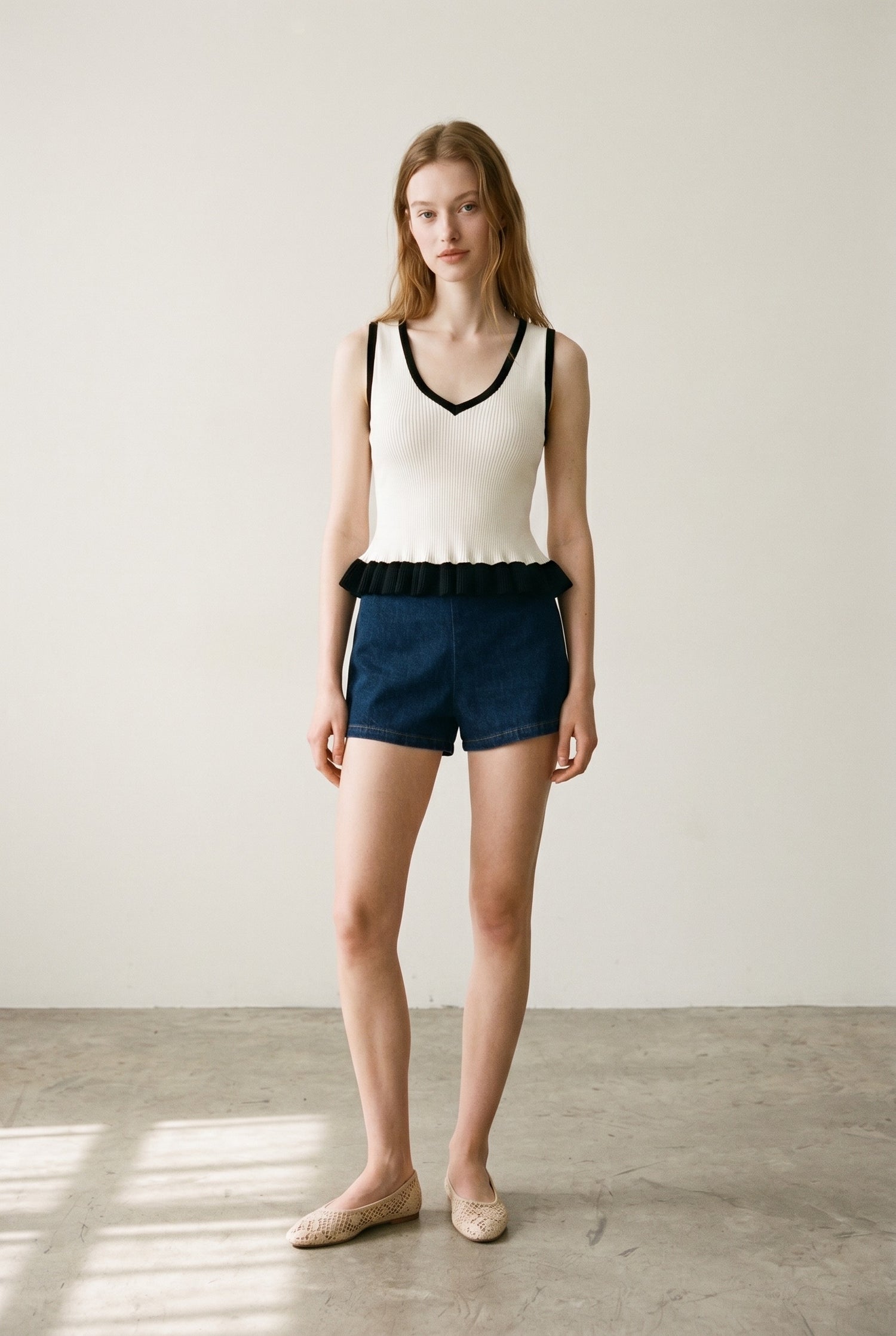 Contrast Ruffle Pointed Hem Knit Top