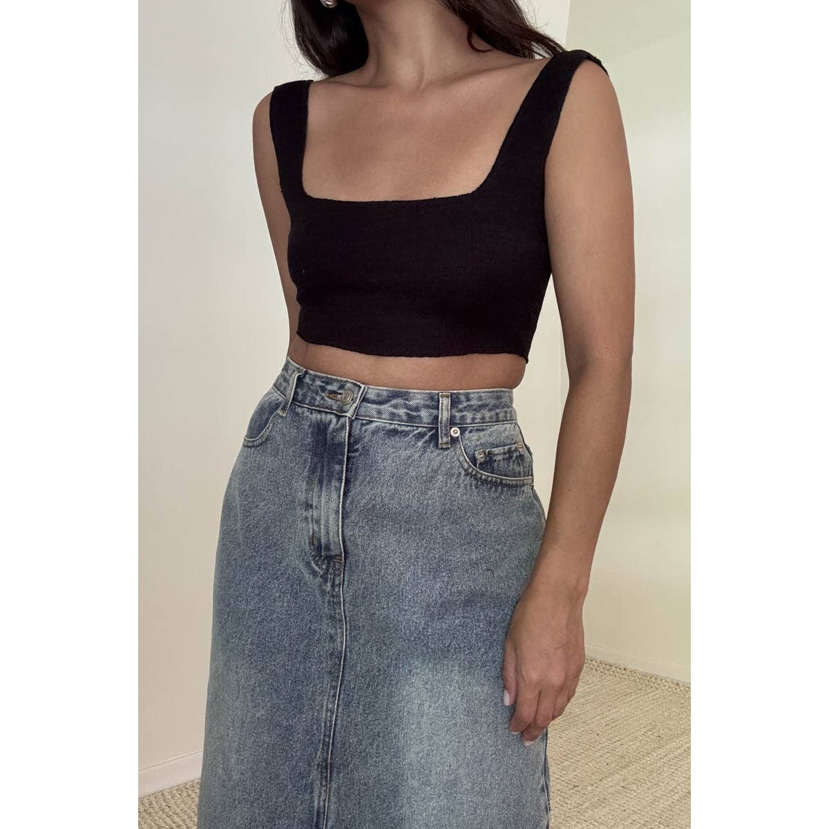 Chic Sleeveless Black Knit Top